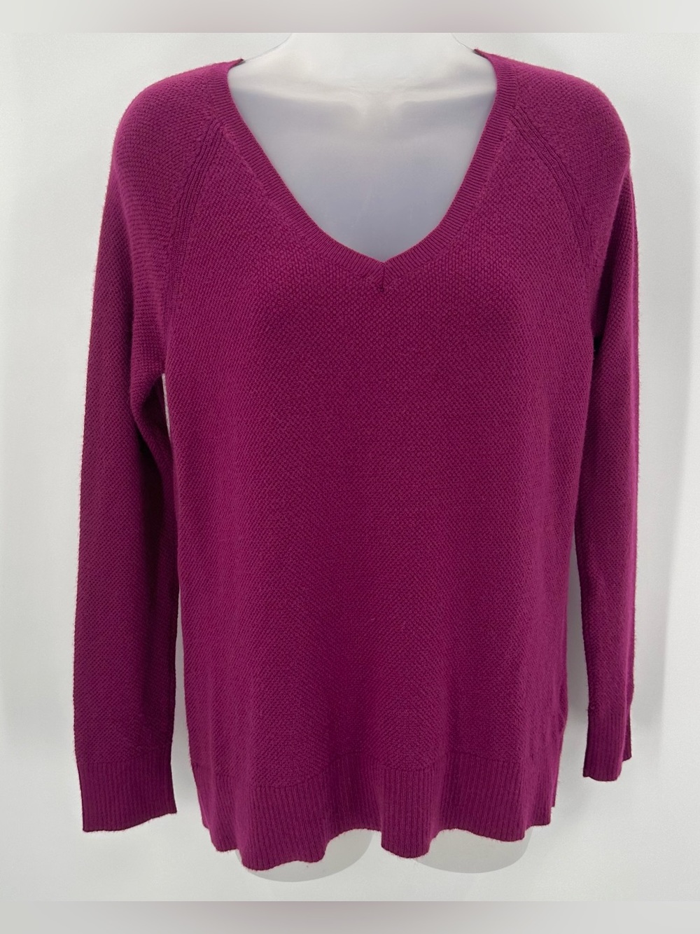GAP Sweater Womens XS Berry BROOKLYN Vneck Pullover Merino Blend Knit - read